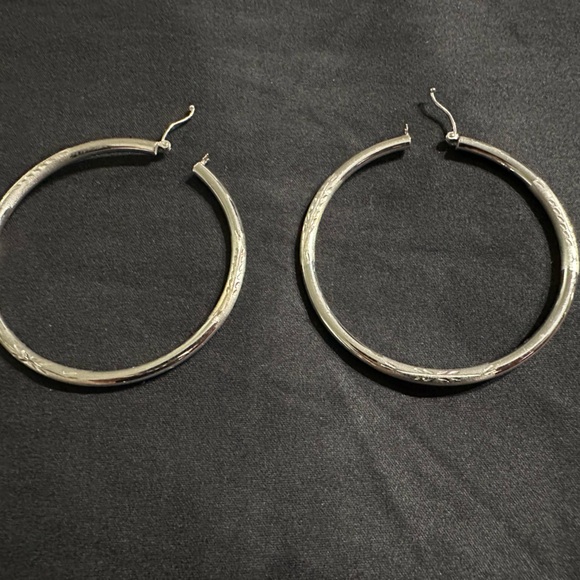 14K WG diamond etched hoops
Inner diameter 49.3mm or 2”
SOLID white gold - Picture 2 of 9